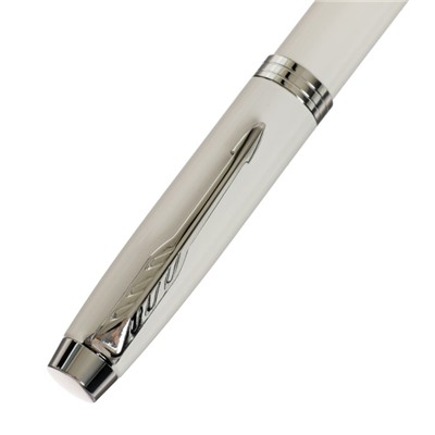 Ручка подарочная перьевая, в кожзам футляре, корпус белый с серебром
